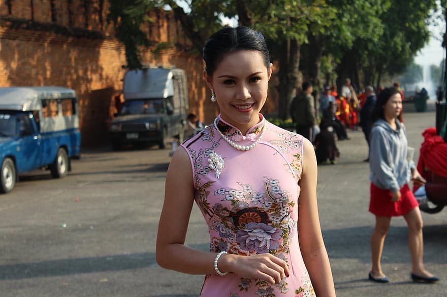 https://p0.pikist.com/photos/998/655/miss-thailand-beauty-woman-attractive-lady-culture-outdoor.jpg